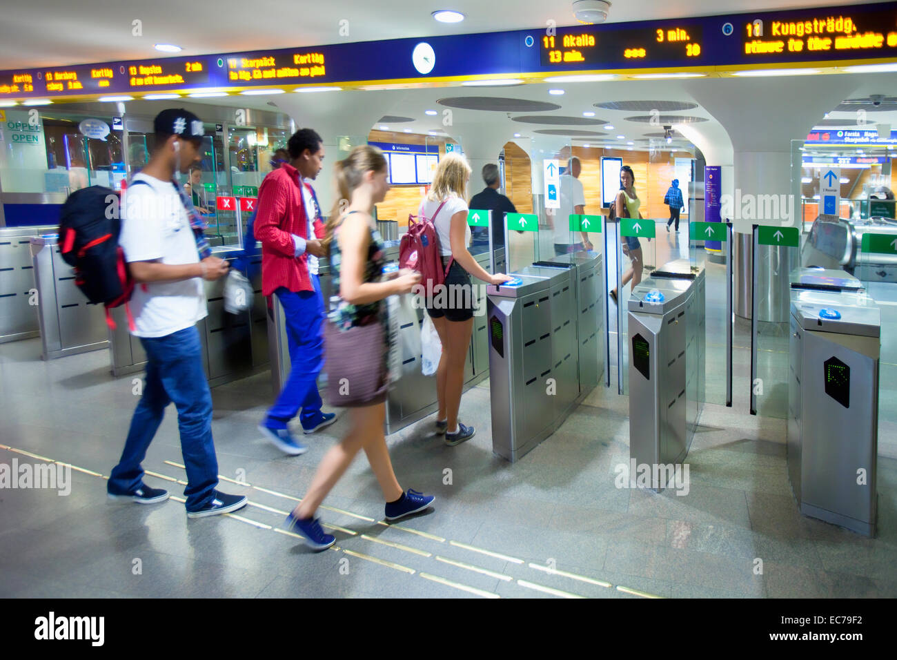 Stoccolma, Svezia - persone che entrano nel sistema di metropolitana Foto Stock