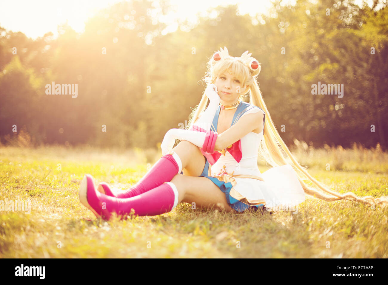 Donna che indossa il costume di Pretty Guardian Sailor Moon seduto su un  prato Foto stock - Alamy