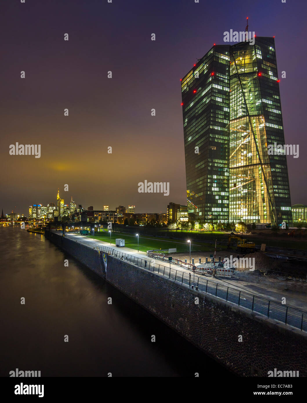Germania, Hesse, Francoforte, vista illumina di Banca Centrale Europea al tramonto Foto Stock