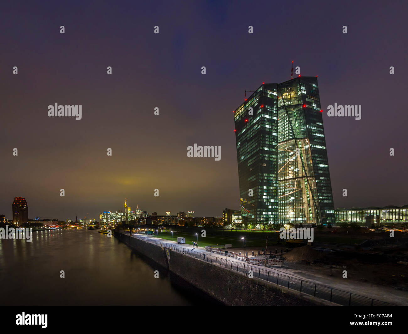 Germania, Hesse, Francoforte, vista illumina di Banca Centrale Europea al tramonto Foto Stock
