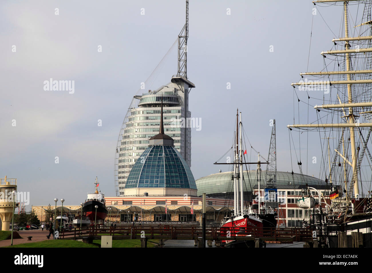 Il vecchio porto in primo piano e sullo sfondo la "mondi del porto di Bremerhaven'. Questi includono il centro emigrazione tedesco Bremerhaven, il mare lo Zoo, il museo navale tedesco e più. Foto: Klaus Nowottnick Data: 27 ottobre 2011 Foto Stock