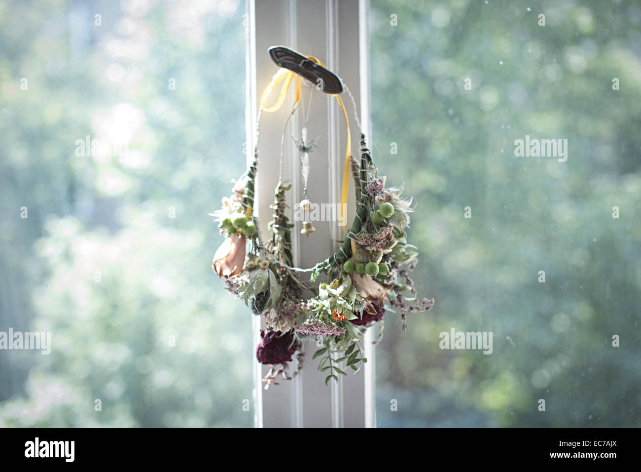 Self-made ghirlanda floreale appesa al gancio vetro Foto Stock
