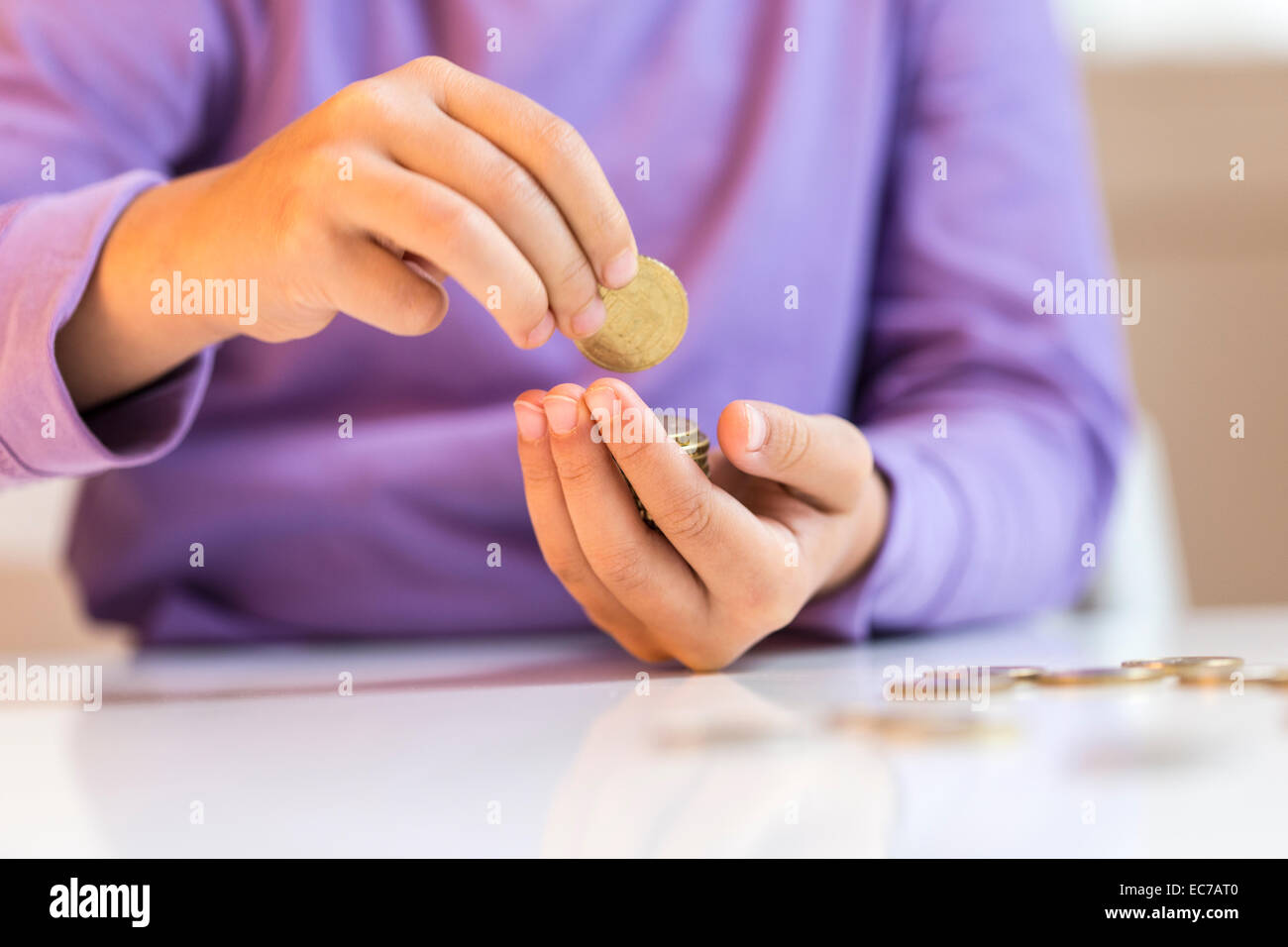 Bambina contando pocket money Foto Stock