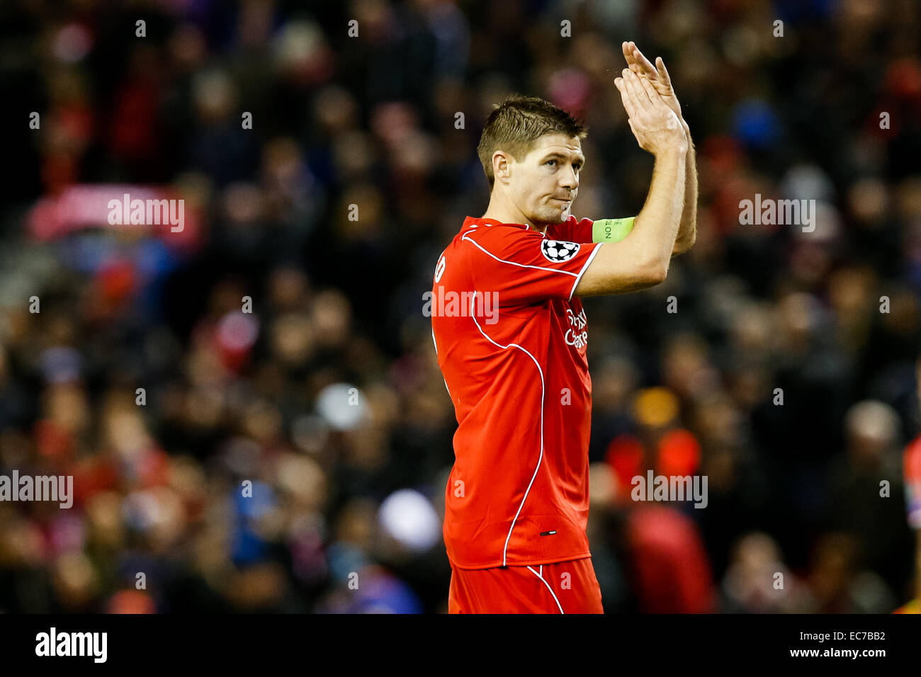Steven Gerrard (Liverpool), 9 dicembre 2014 - Calcio : Steven Gerrard del Liverpool applaude i tifosi al fischio finale durante la UEFA Champions League match tra Liverpool e FC Basilea ad Anfield di Liverpool, in Inghilterra. (Foto di AFLO) Foto Stock