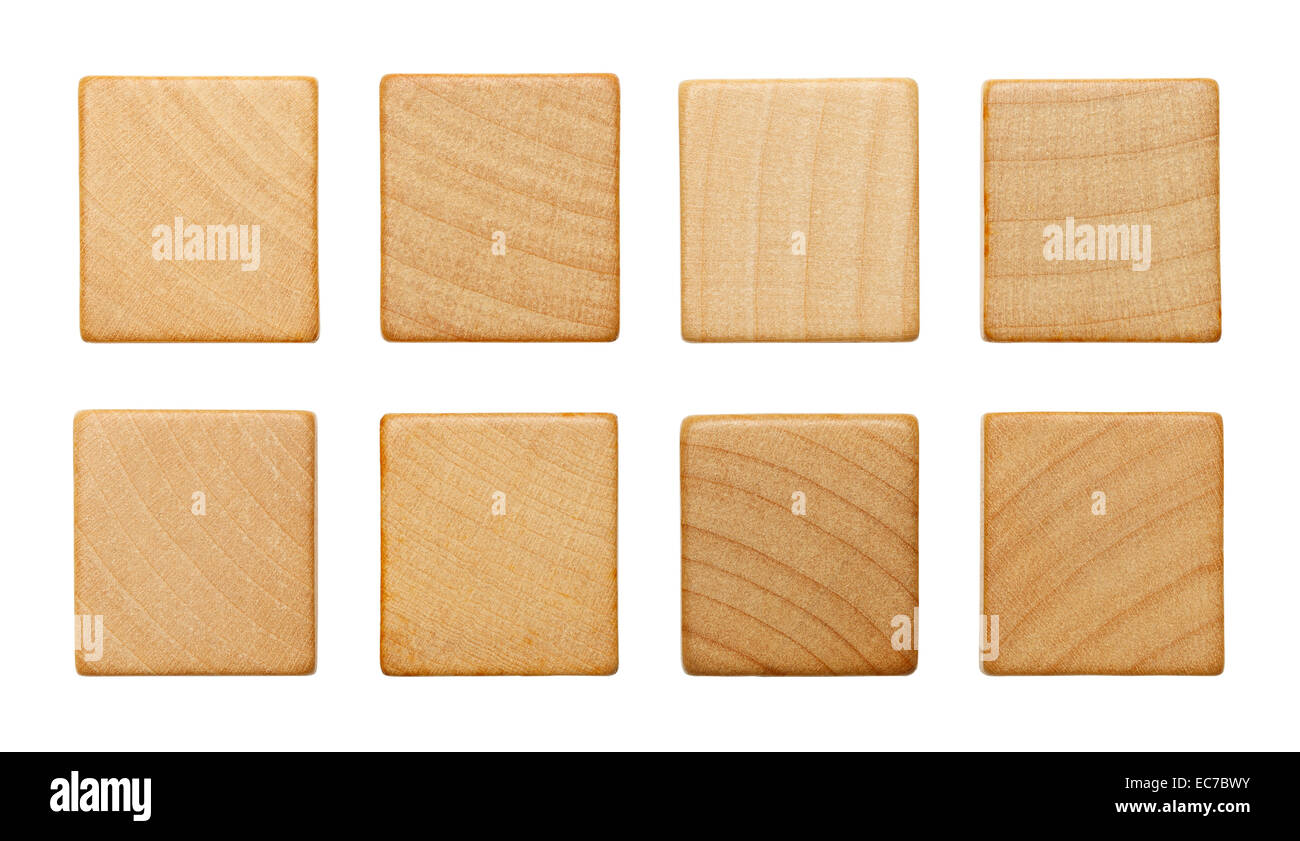 Otto legno bianco a Scrabble pezzi isolati su sfondo bianco. Foto Stock