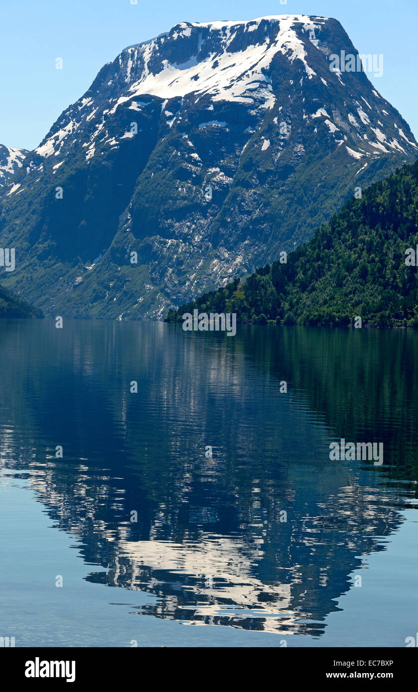 Mt. Skjorta riflettendo nel lago Breimsvatnet, nella contea di Sogn og Fjordane, Norvegia Foto Stock