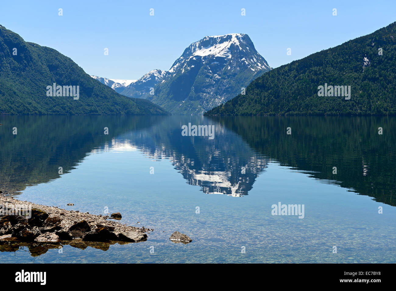 Mt. Skjorta riflettendo nel lago Breimsvatnet, nella contea di Sogn og Fjordane, Norvegia Foto Stock