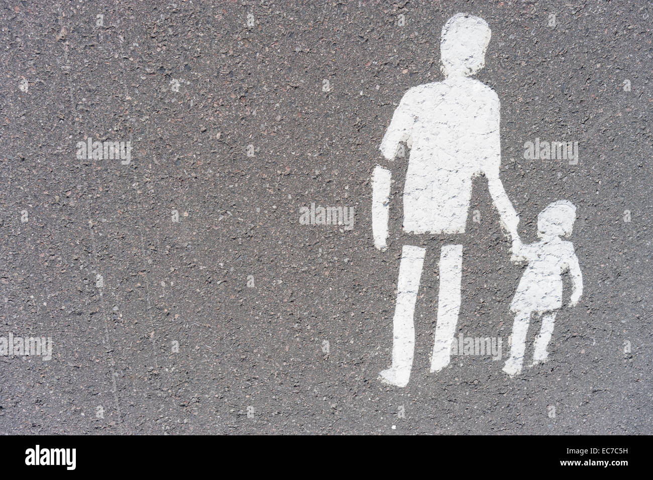 Finlandia, Helsinki, segnale pedonale dipinta sul marciapiede Foto Stock