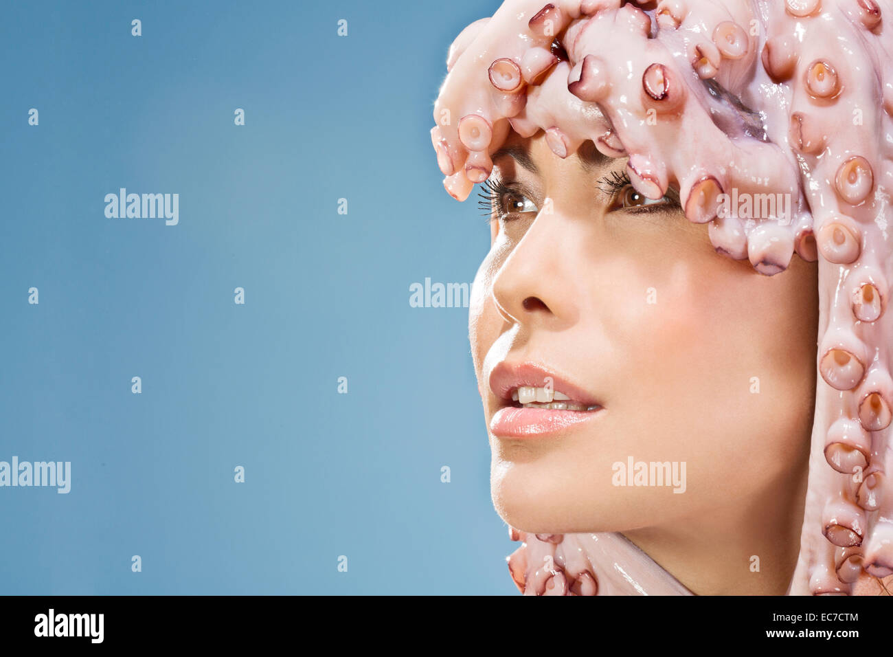 Ritratto di donna che indossa il polpo copricapo Foto Stock