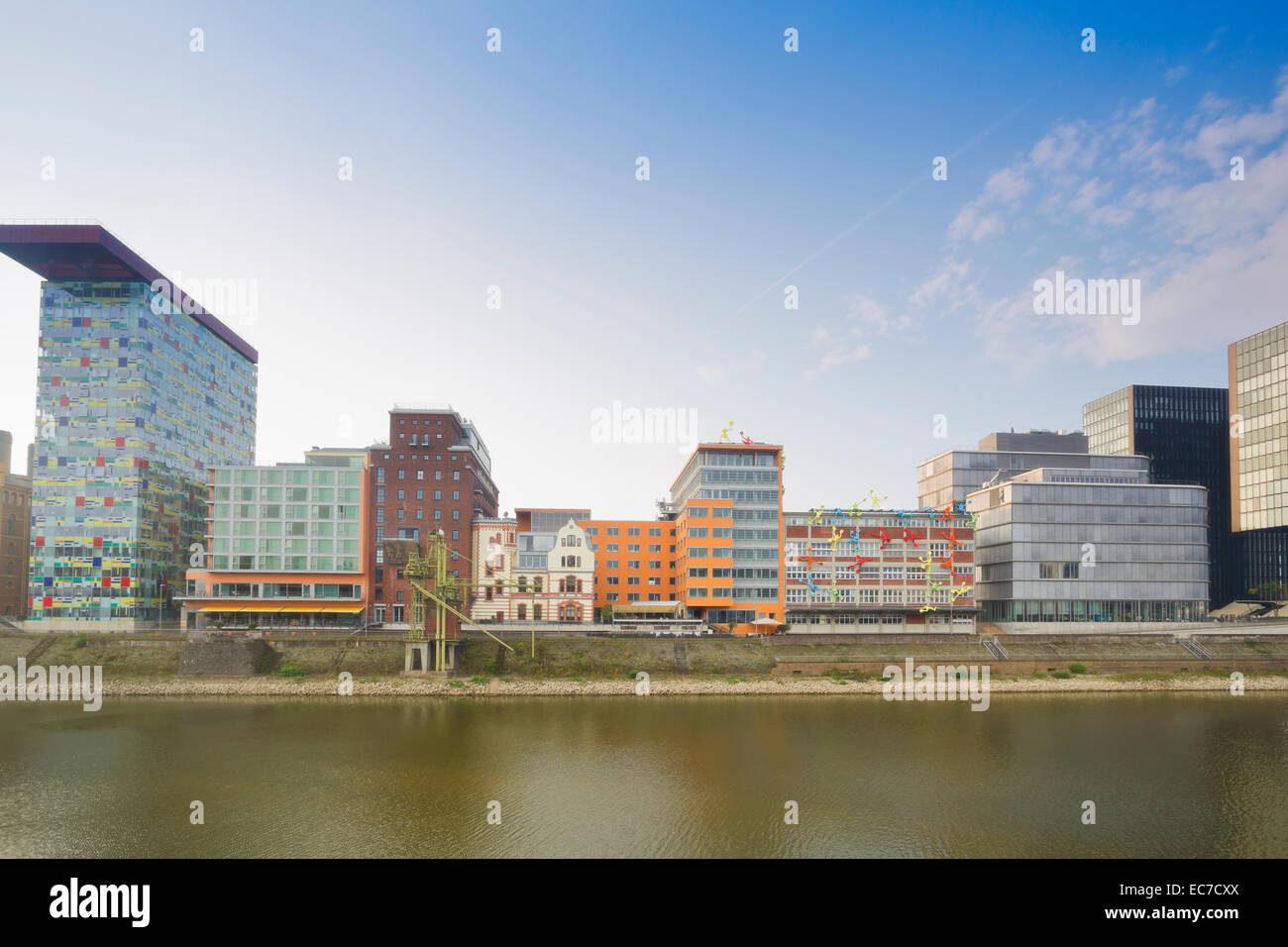 Germania, Dusseldorf, Media Harbour, vecchi magazzini a Julio Levin Ufer Foto Stock