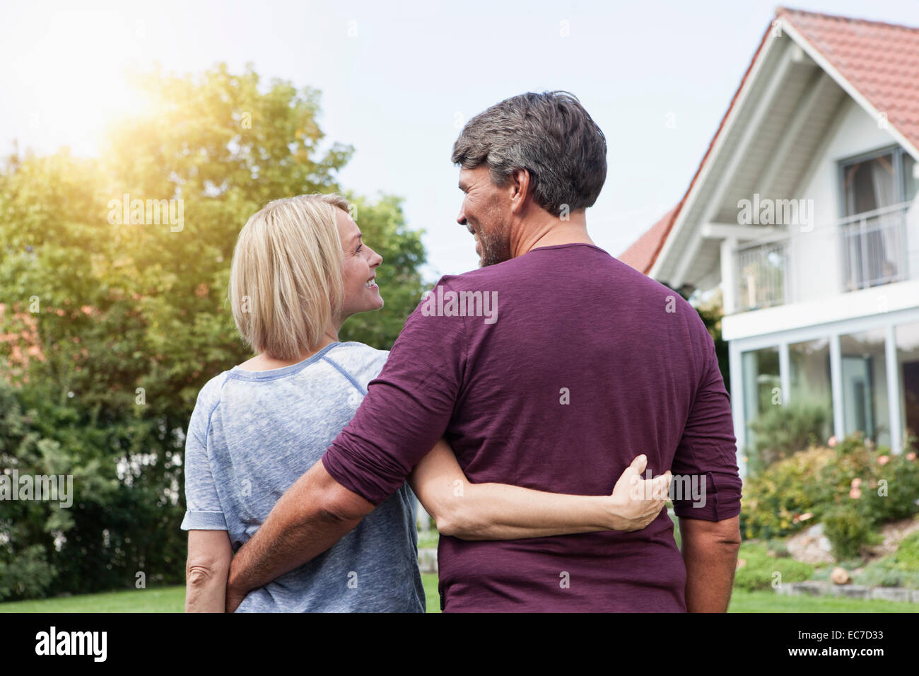 Vista posteriore della coppia matura in giardino Foto Stock