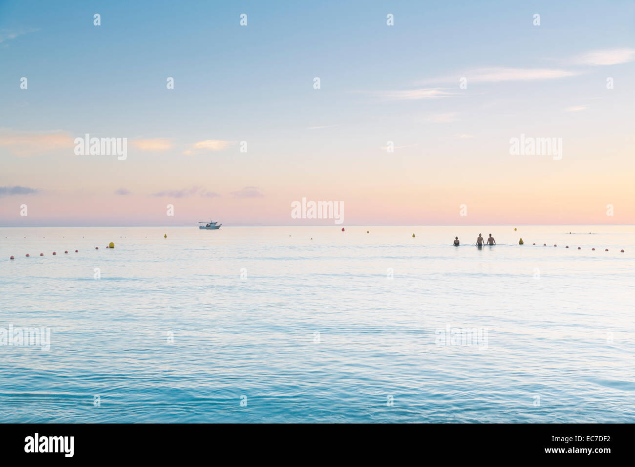 Isole Baleari Spagna, Maiorca, tre persone a nuotare in mare Foto Stock