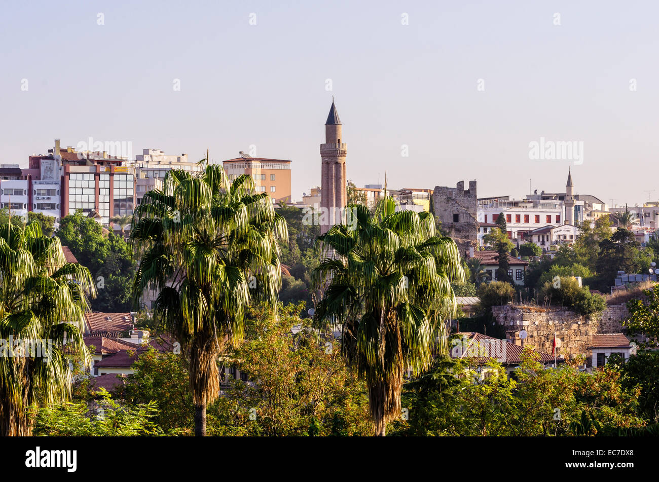 La Turchia, il Medio Oriente, Antalya, Kaleici, vista città con Minare Yivli Foto Stock