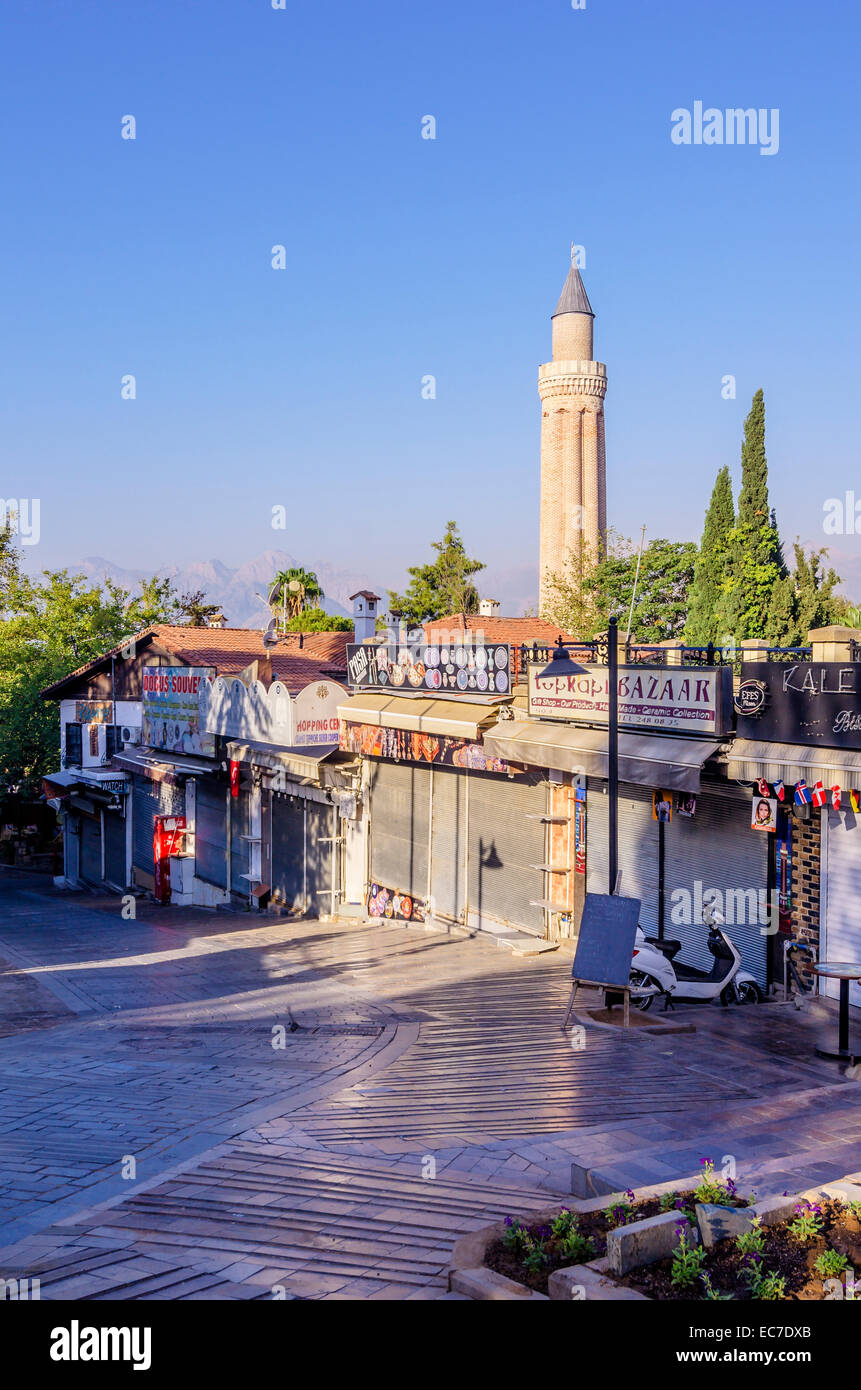 La Turchia, il Medio Oriente, Antalya, Kaleici, vista città con Minare Yivli Foto Stock