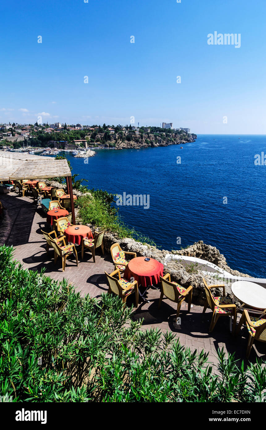 La Turchia, il Medio Oriente, Antalya, Kaleici, vista della terrazza e del porto Foto Stock