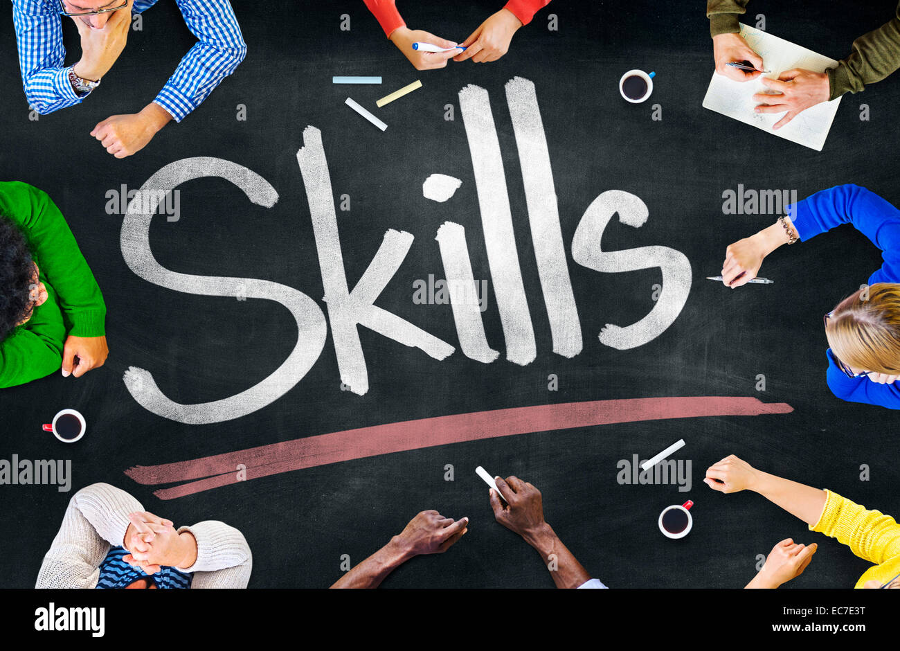 Gruppo multietnico di persone per discutere circa le competenze Foto Stock