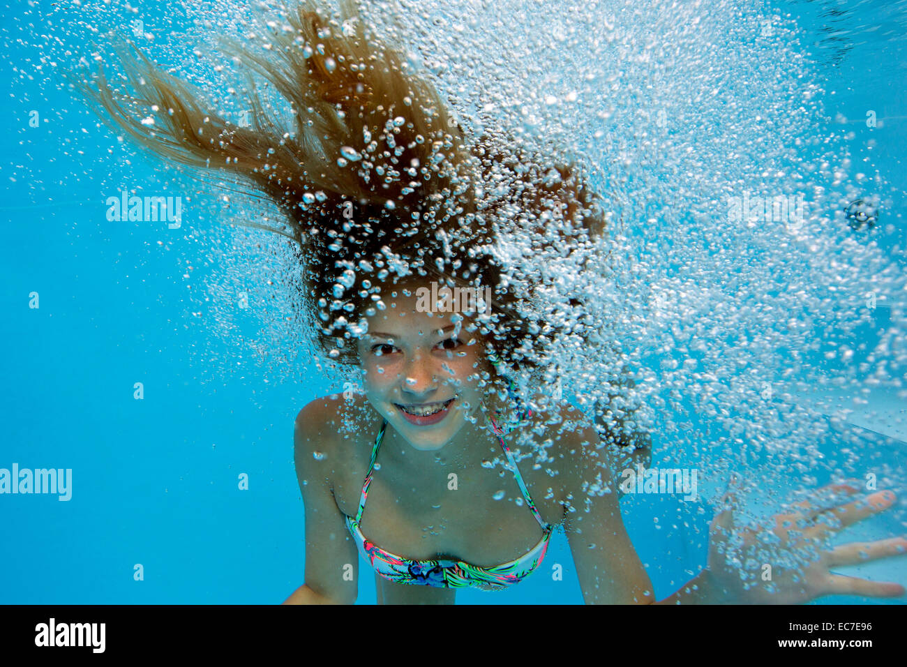 Ragazza sott'acqua in un fiotto di bolle Foto Stock