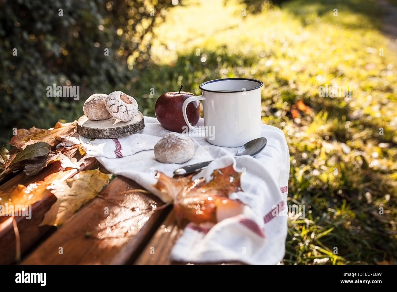 Caffè, Apple, pasticceria italiana e foglie di autunno sul banco di legno Foto Stock