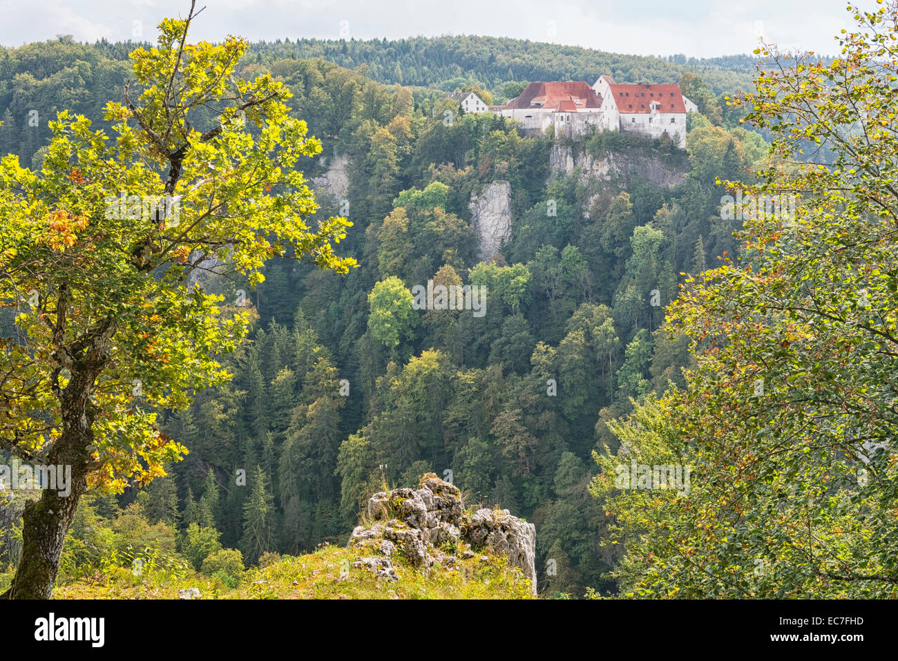 Germania Baden-Wuerttemberg, Alpi sveve, Valle del Danubio, Leibertingen, vista da Bandfelsen al castello di Wildenstein Foto Stock
