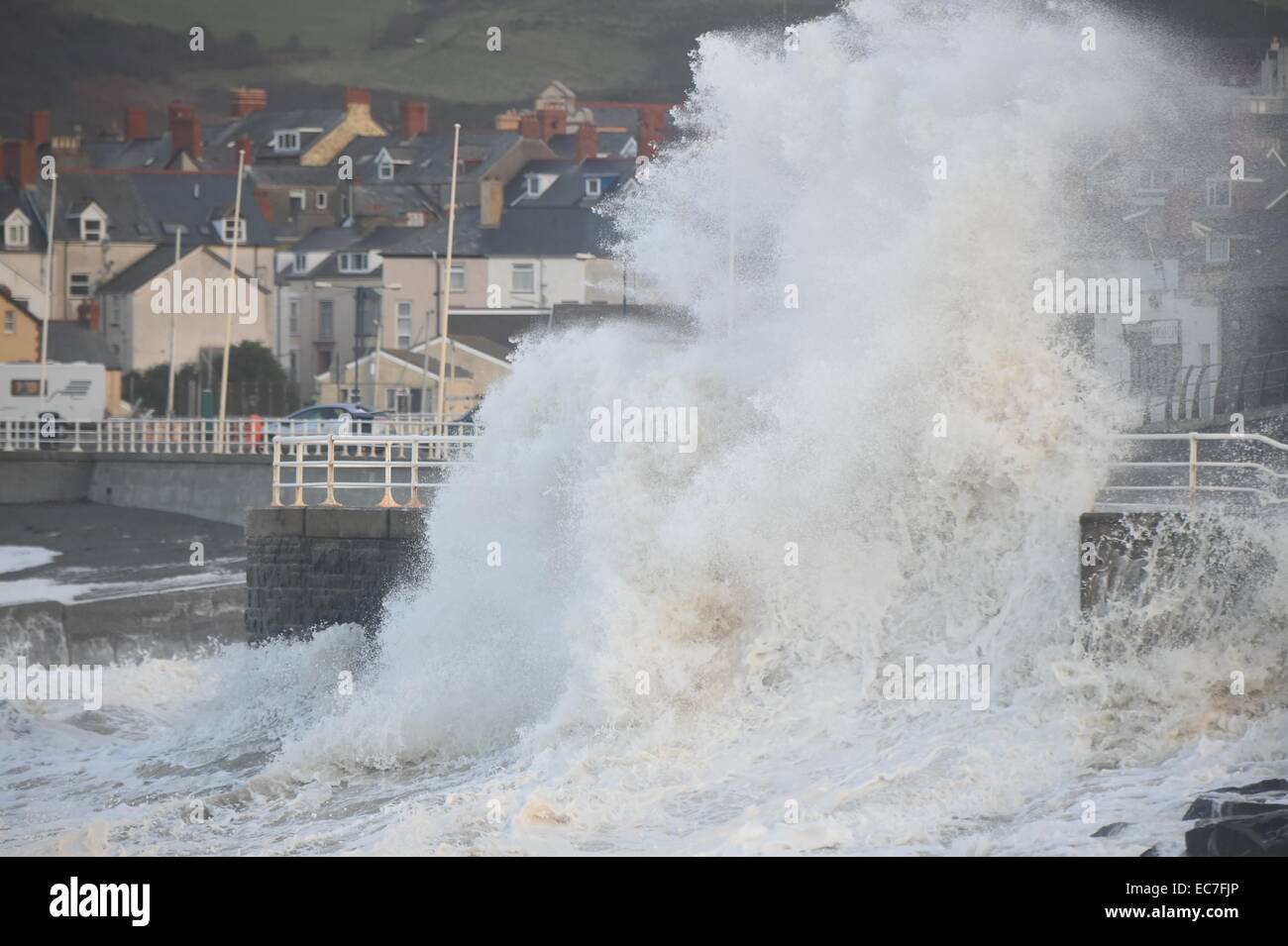 Aberystwyth, Wales, Regno Unito. 10 dicembre, 2014. Regno Unito Meteo: un "meteo bomba' con venti con raffiche fino a 60 o 70 mph in Galles del Nord colpisce Aberystwyth sulla West Wales coast UK. Credito: keith morris/Alamy Live News Foto Stock