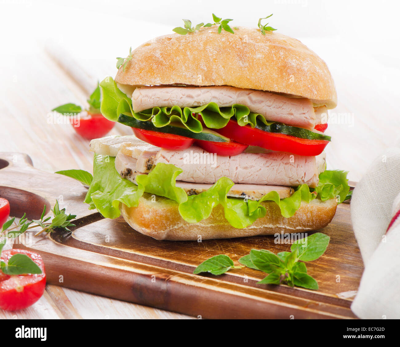 Fresco e salutare panino su un tagliere di legno. Messa a fuoco selettiva Foto Stock