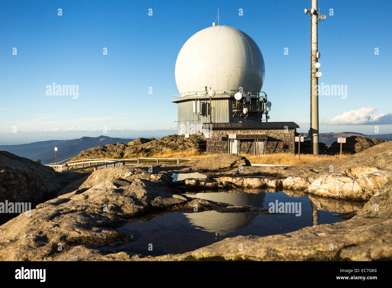 In Germania, in Baviera, Foresta Bavarese, in vista della cupola radar sul Grosser Arber Foto Stock