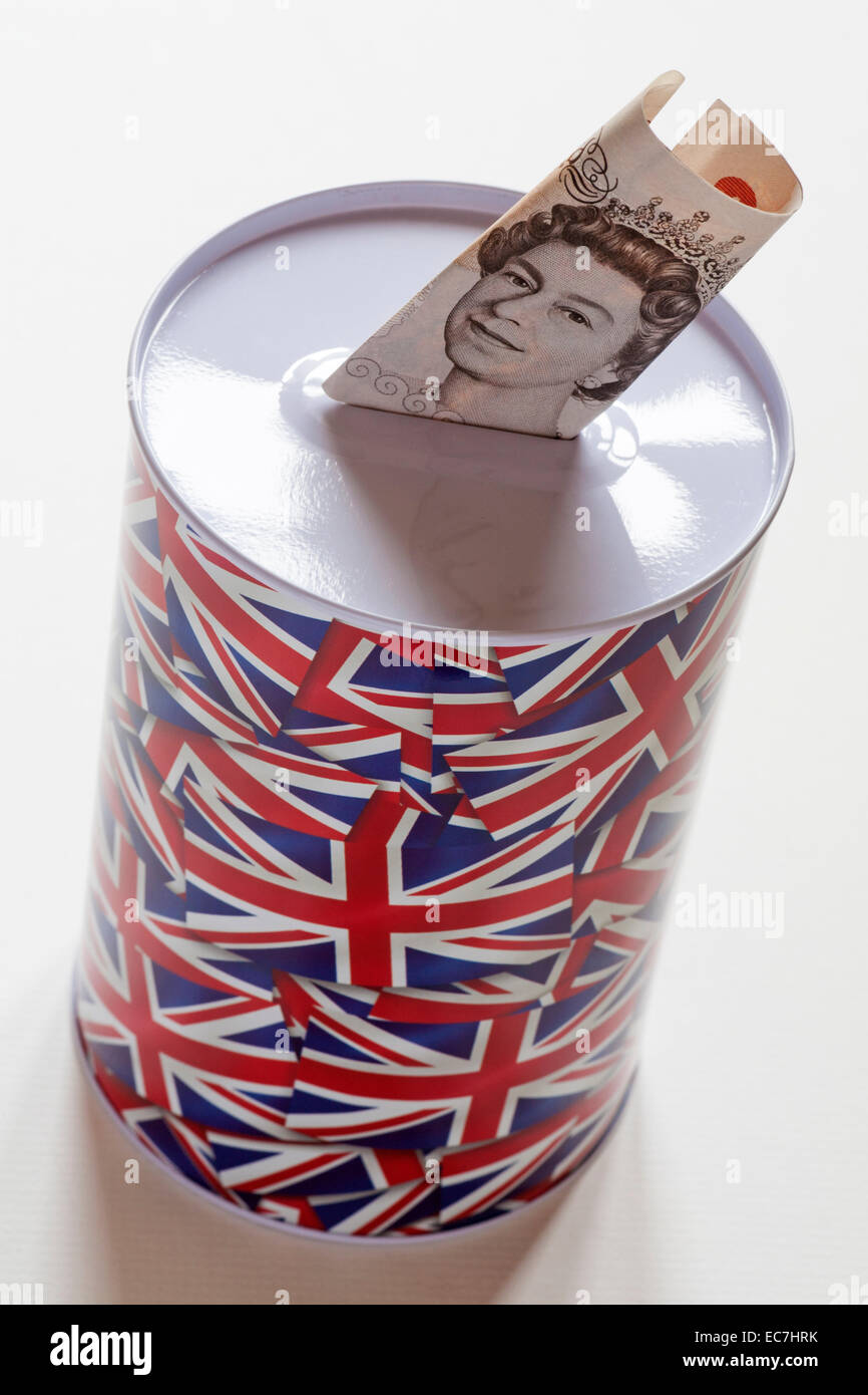 Ripiegate £10 nota mostra testa della regina nella casella di denaro con Union Jack Flag su isolati su sfondo bianco Foto Stock