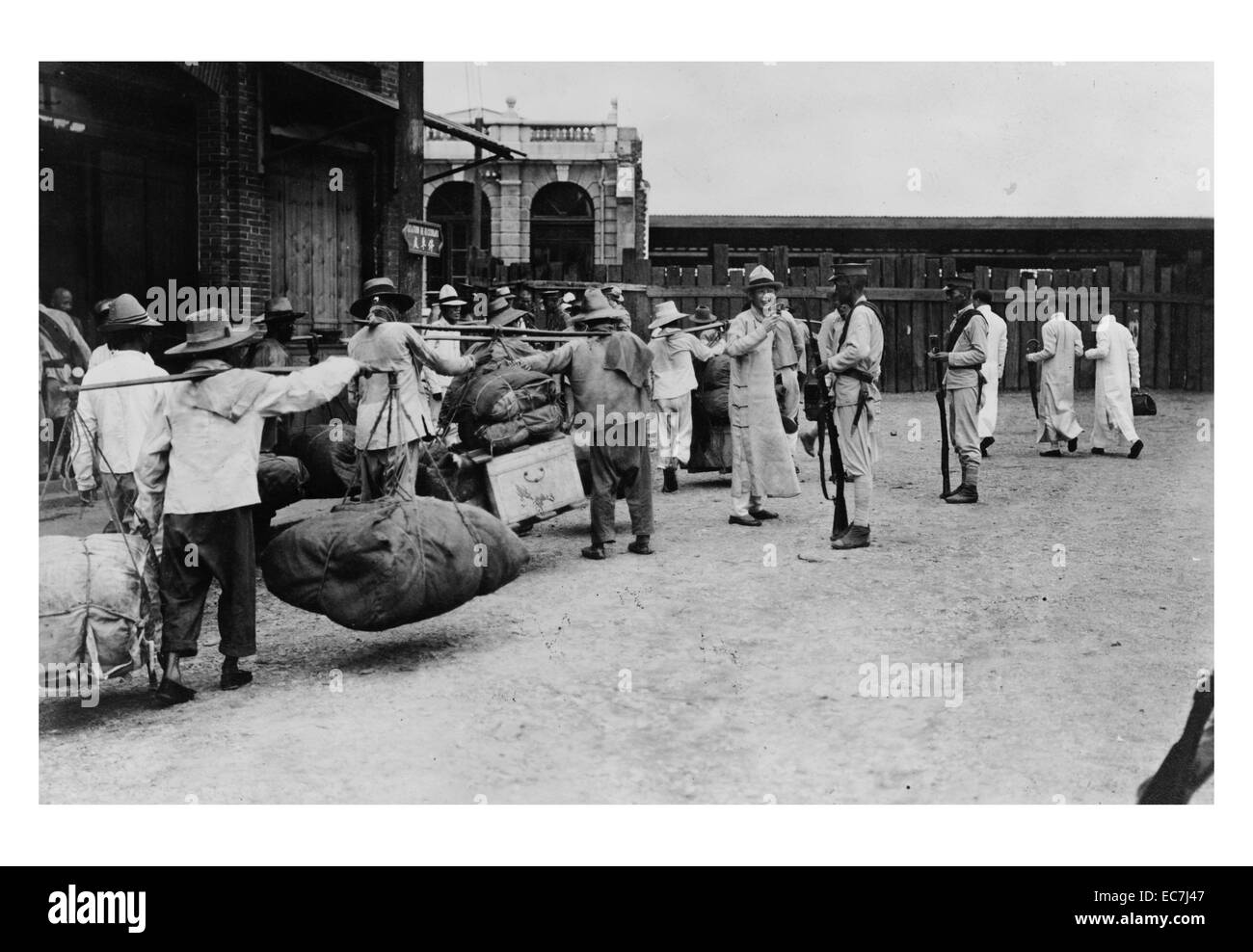 La rivoluzione cinese - cittadini di Hankou (ora Wuhan) rifugiarsi. La rivolta di Wuchang era il catalizzatore per la Rivoluzione Xinhai che terminò la dinastia Qing e quindi di due millenni di regola imperiale. Foto Stock