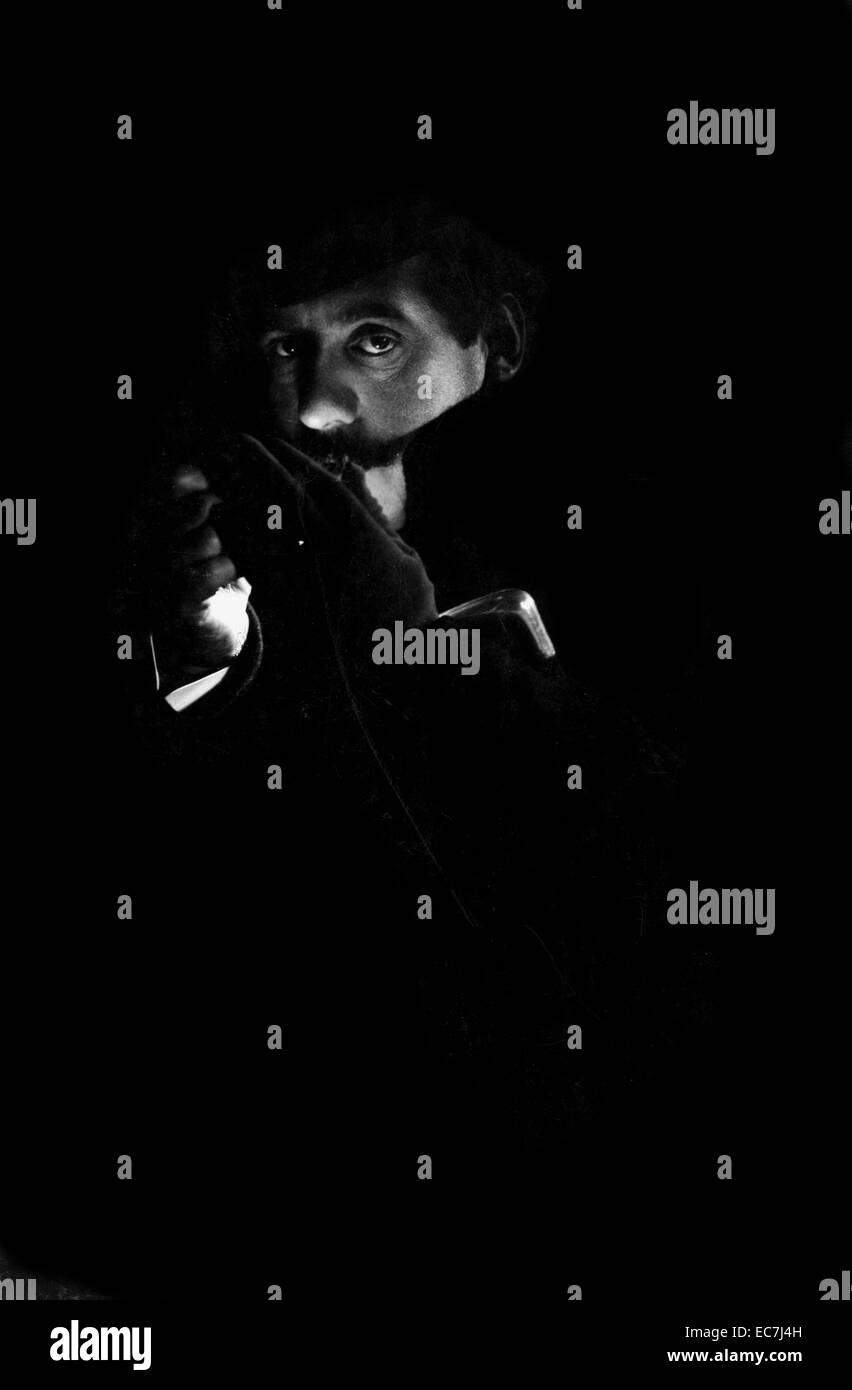 A mezza lunghezza Ritratto di Giacomo Puccini. Un compositore italiano le cui opere sono tra le più importanti opere liriche giocato come standard, Puccini è stato chiamato 'il più grande compositore lirico italiano dopo Verdi". Foto Stock