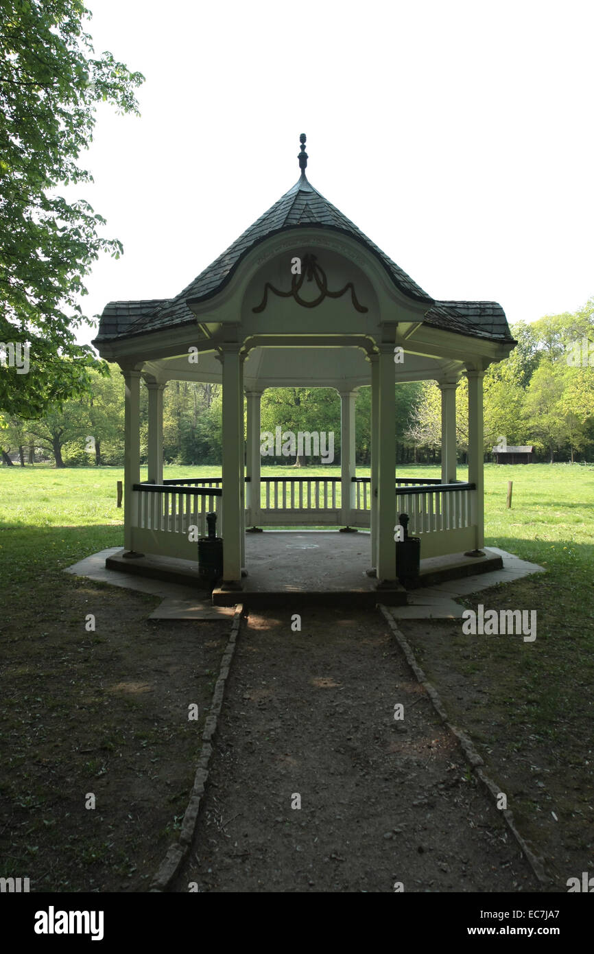 Il padiglione Gerdes nel parco pubblico di Brema. Si tratta di un dono della Norwegian-Swedish Consul Hermann S. Gerdes in occasione del suo ottantesimo compleanno il 31 maggio 1903. Foto: Klaus Nowottnick Data: 26 Aprile 2011 Foto Stock