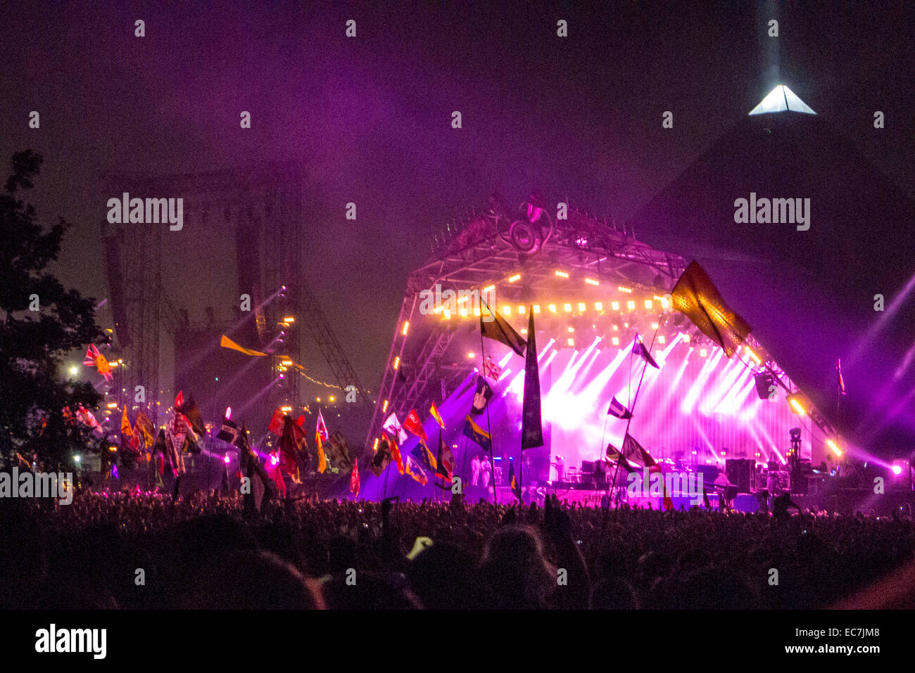 Kasabian eseguendo sulla fase della piramide presso il festival di Glastonbury nel Somerset, Inghilterra. Foto Stock