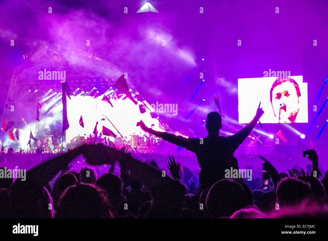 Kasabian eseguendo sulla fase della piramide presso il festival di Glastonbury nel Somerset, Inghilterra. Foto Stock