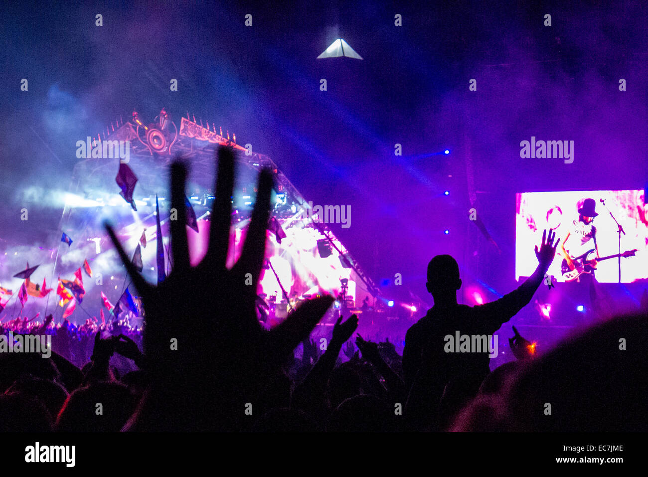 Kasabian eseguendo sulla fase della piramide presso il festival di Glastonbury nel Somerset, Inghilterra. Foto Stock