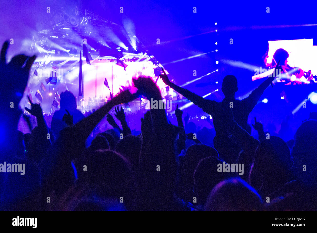 Kasabian eseguendo sulla fase della piramide presso il festival di Glastonbury nel Somerset, Inghilterra. Foto Stock