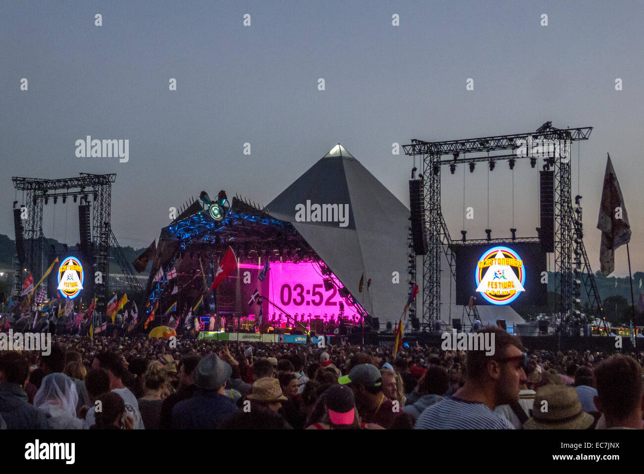 Kasabian eseguendo sulla fase della piramide presso il festival di Glastonbury nel Somerset, Inghilterra. Foto Stock