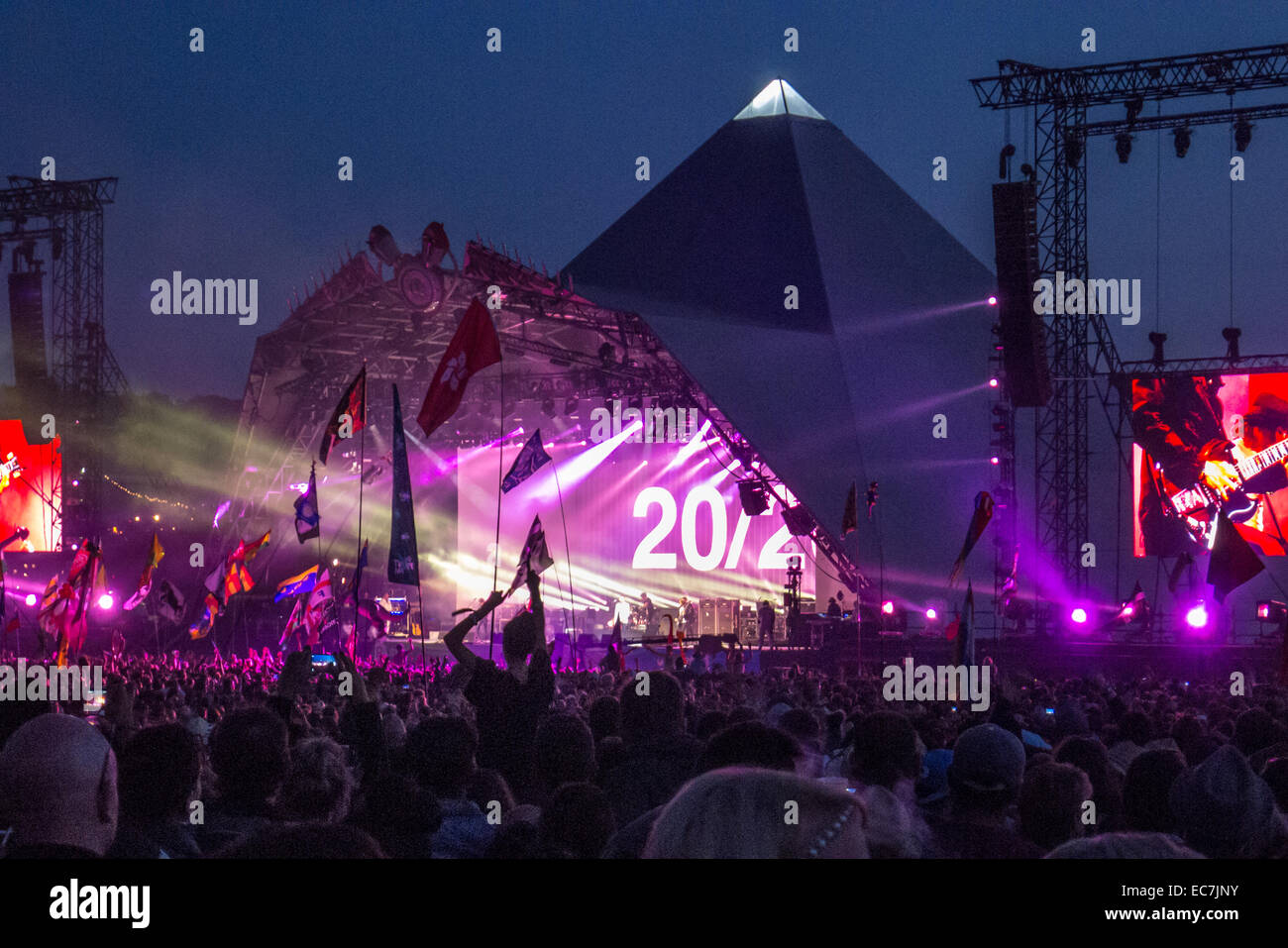 Kasabian eseguendo sulla fase della piramide presso il festival di Glastonbury nel Somerset, Inghilterra. Foto Stock