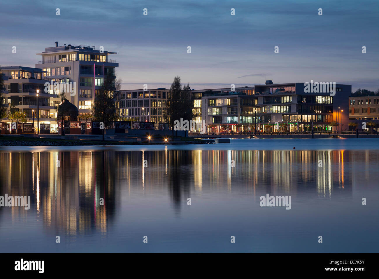 In Germania, in Renania settentrionale-Vestfalia, Dortmund-Hoerde, Phoenix Lago, residenziali ed edifici per uffici, Specialista Medical Center, S.E.A. In casa la sera Foto Stock