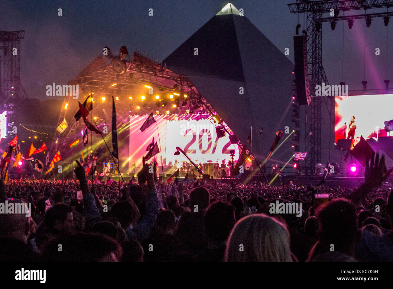 Kasabian eseguendo sulla fase della piramide presso il festival di Glastonbury nel Somerset, Inghilterra. Foto Stock
