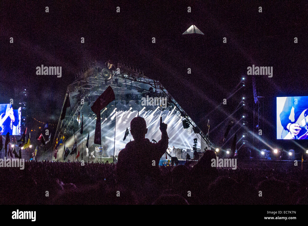 Kasabian eseguendo sulla fase della piramide presso il festival di Glastonbury nel Somerset, Inghilterra. Foto Stock