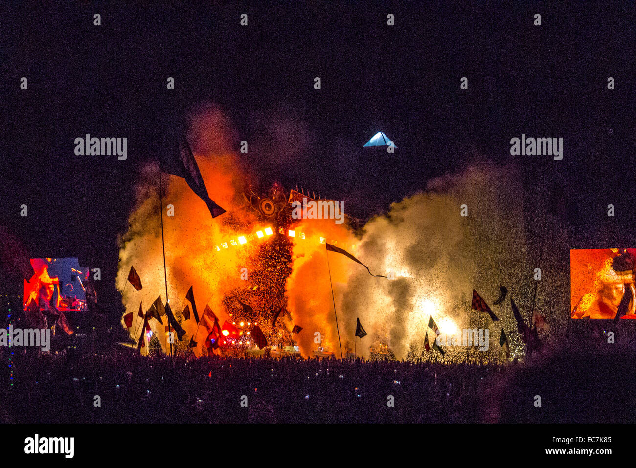 Arcade Fire eseguendo sulla fase della piramide presso il festival di Glastonbury nel Somerset, Inghilterra. Foto Stock