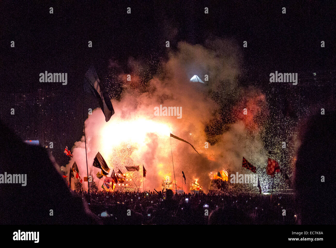 Arcade Fire eseguendo sulla fase della piramide presso il festival di Glastonbury nel Somerset, Inghilterra. Foto Stock