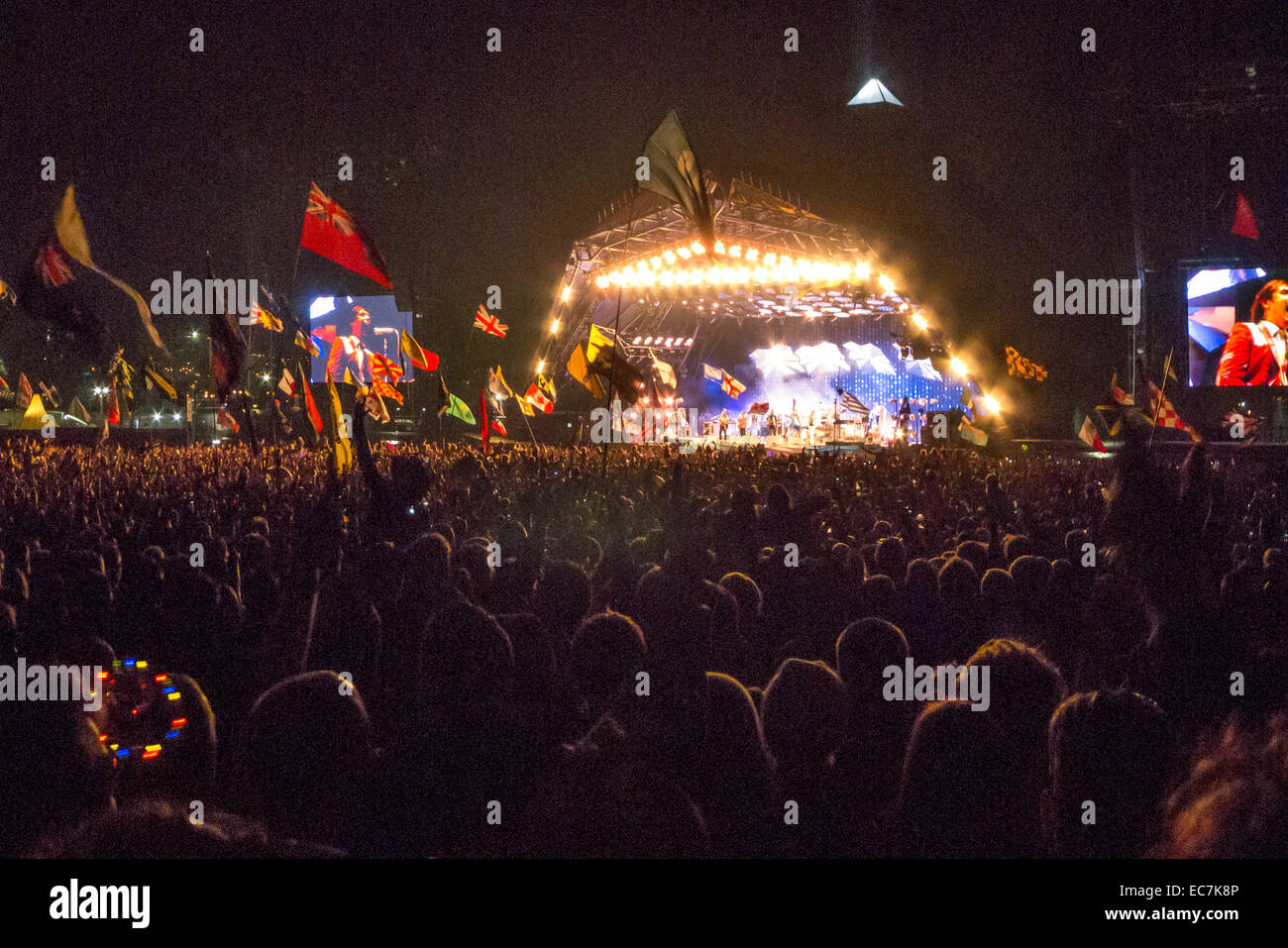 Arcade Fire eseguendo sulla fase della piramide presso il festival di Glastonbury nel Somerset, Inghilterra. Foto Stock