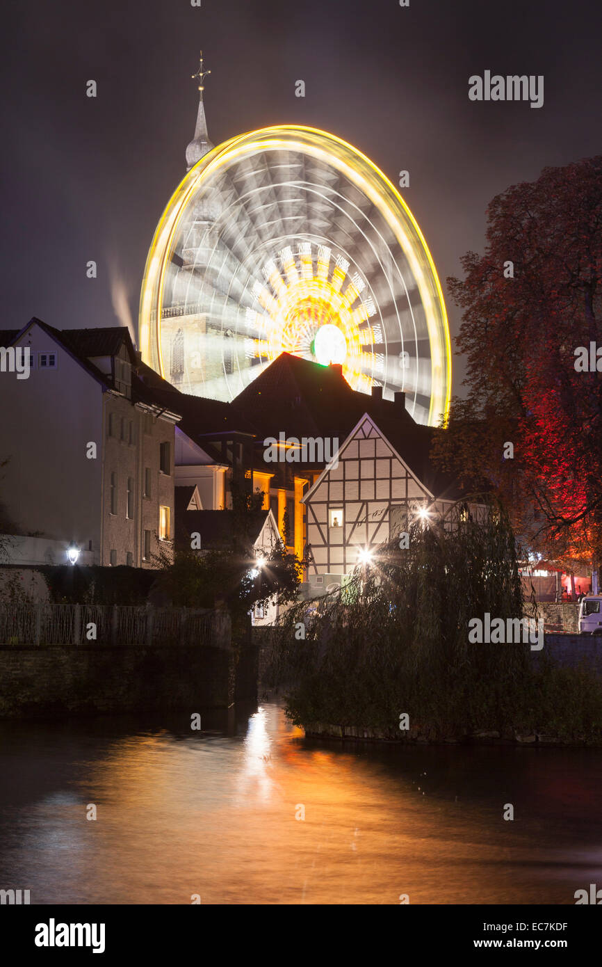 In Germania, in Renania settentrionale-Vestfalia, Soest, Ognissanti, grande ruota di notte Foto Stock