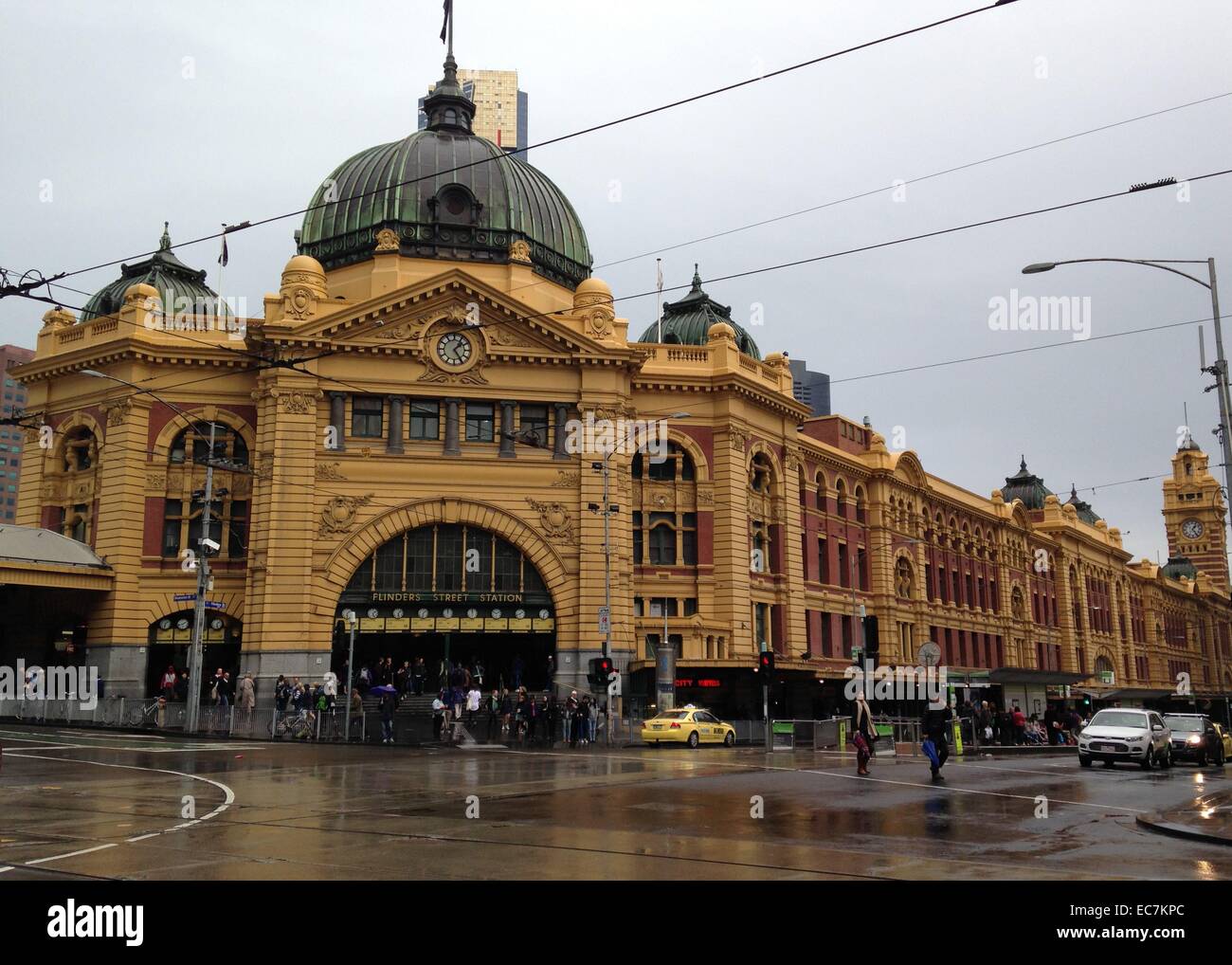 La Flinders Street stazione ferroviaria, Flinders e Swanston strade di Melbourne, Australia. È il più trafficato sulla stazione di Melbourne la rete metropolitana ed è stata la prima stazione ferroviaria in una città australiana. La stazione principale edificio, completato nel 1909, è una icona culturale di Melbourne, con la sua imponente cupola, ingresso ad arco, torre e gli orologi di una delle città più riconoscibili punti. È elencato sul patrimonio vittoriano registro. Foto Stock