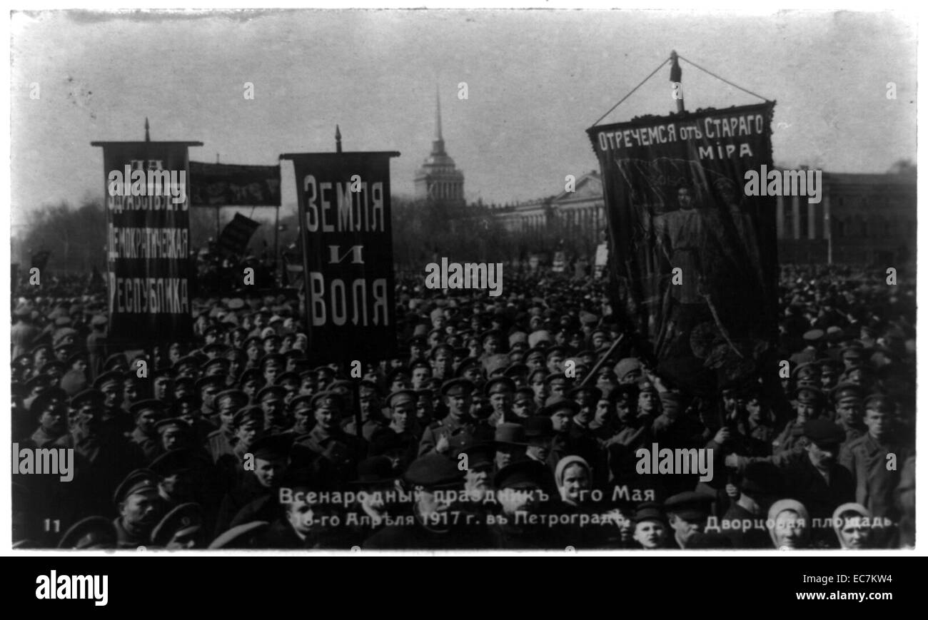 Il 1 di Maggio Celebrazione Dvortsovyi Square, Petrograd. Una grande folla di soldati soprattutto con alcuni uomini e donne in Piazza Dvortsovyi a San Pietroburgo. Foto Stock