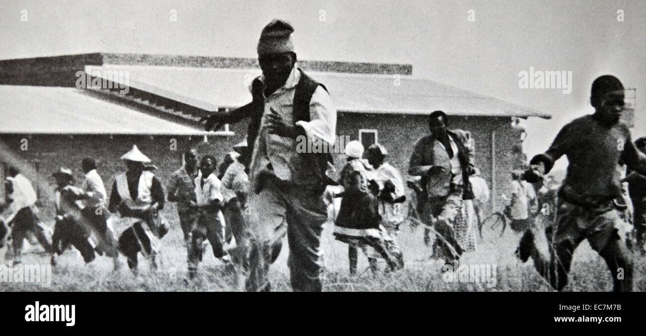 Il massacro di Sharpeville avvenuto il 21 marzo 1960, presso la stazione di polizia in South African township di Sharpeville nel Transvaal (oggi parte del Gauteng). Dopo una giornata di dimostrazioni contro il Pass leggi, una folla di circa 5 mila ai 7 mila manifestanti nero è andato alla stazione di polizia. Il sudafricano la polizia ha aperto il fuoco sulla folla, uccidendo 69 persone. Foto Stock