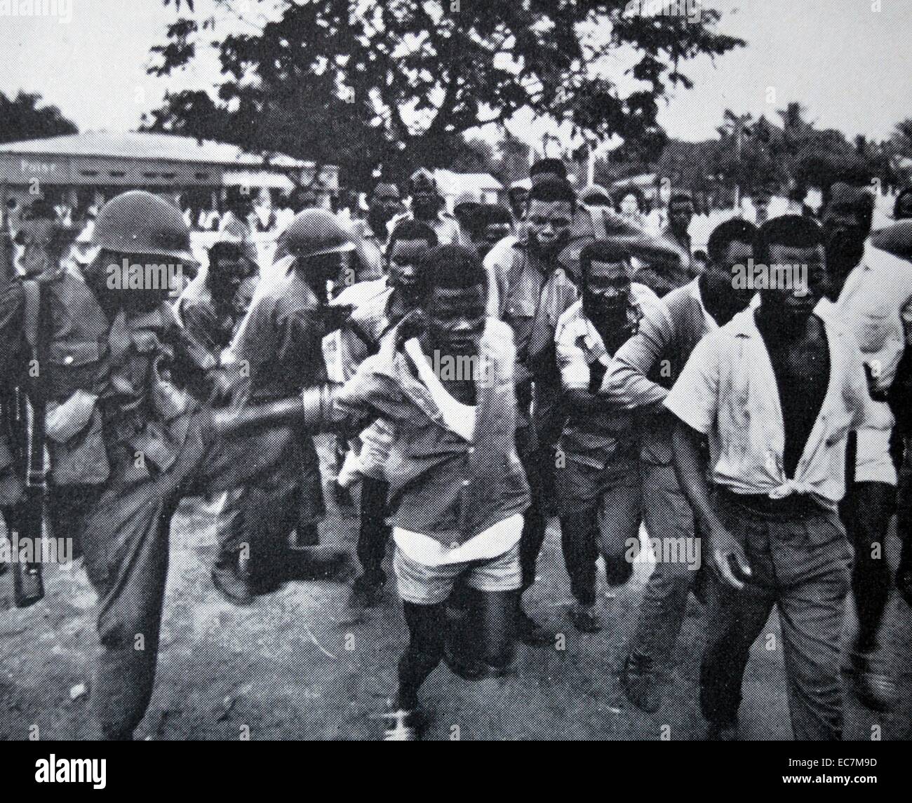 Soldati manhandle dimostranti durante il Congo disordini nei primi anni sessanta Foto Stock
