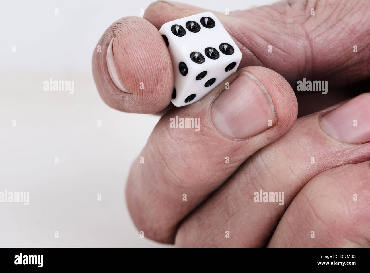 Dadi tenutasi tra il dito e il pollice pronti per essere gettati e la sorte dei passi della filiera trovato lato superiore 6 Foto Stock