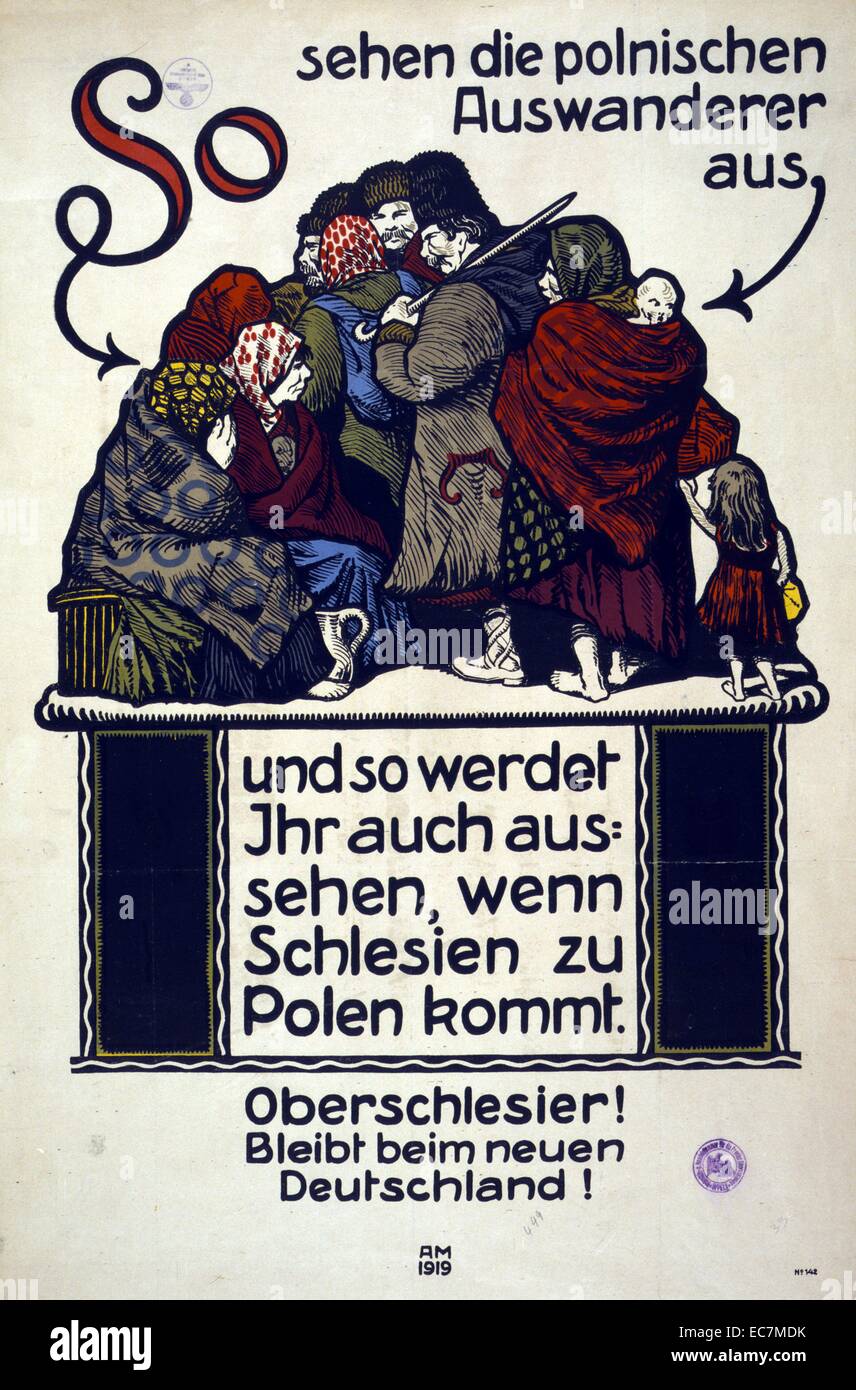 Così sehen die polnischen Auswanderer aus, und in modo werdet Ihr auch aussehen, wenn Schlesien zu Polen kommt. Oberschleisier! Bleibt beim neuen Deutschland! - Questo è ciò che la emigrazione polacca di aspetto simile, e avrai un aspetto simile a questo troppo se la Slesia diventa parte della Polonia. Silesians superiore! Soggiorno con la nuova Germania! Poster mostra una rannicchiato gruppo di poveri profughi. Foto Stock