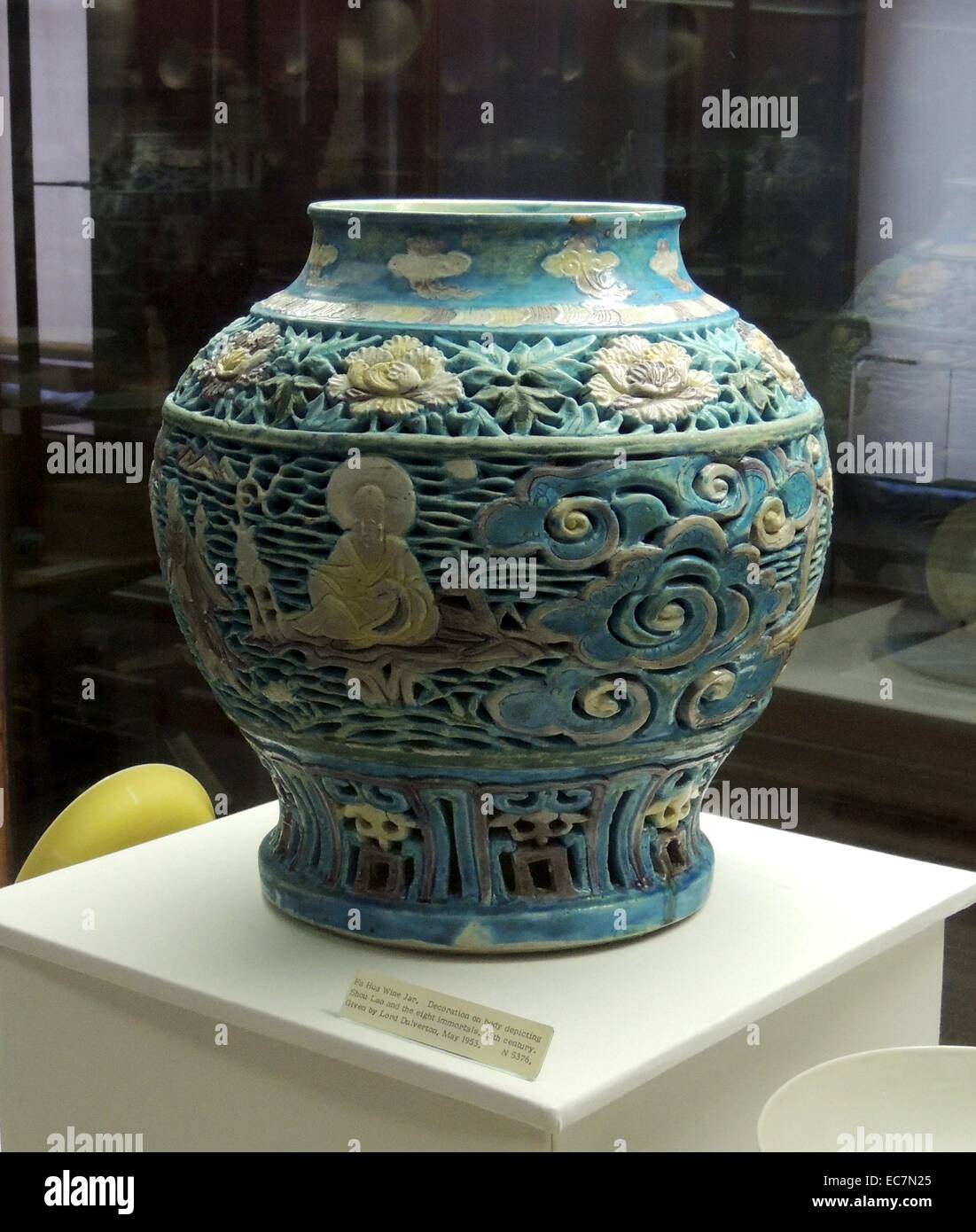 Fa Hua vino Jar. Decorazione sul corpo raffigurante Shou Lao e le otto immortali. Xv secolo. Foto Stock